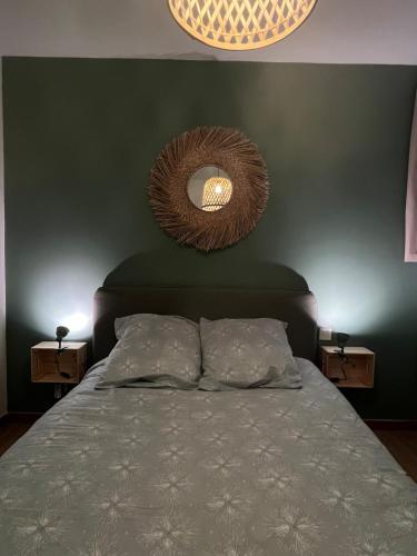 une chambre avec un lit avec un miroir au mur dans l'établissement T2 au calme à 200m de la plage avec parking privé, à Sète