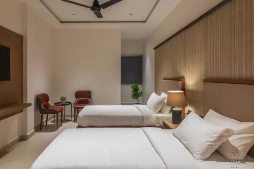 Postel nebo postele na pokoji v ubytování Anantharaa Hotel