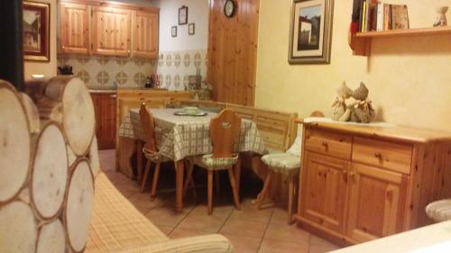 a kitchen with a table and chairs in a room at Casa Scalet in Fiera di Primiero