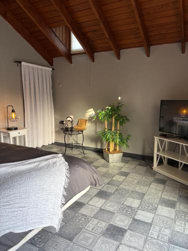 een slaapkamer met een bed en een flatscreen-tv bij La Casa Verde Butik Otel in Izmir