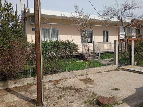 Το κτήριο όπου στεγάζεται  η παραθεριστική κατοικία