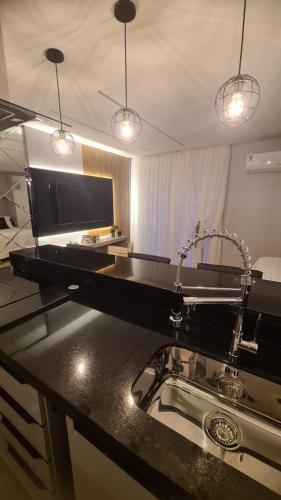 eine Küche mit Spüle und Arbeitsplatte in der Unterkunft Studio Pomerode in Pomerode