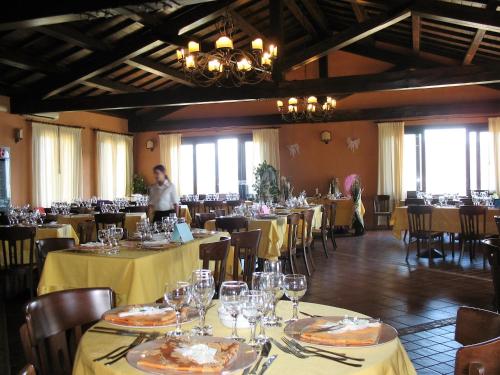 Hotel Sardus Pater tesisinde bir restoran veya yemek mekanı