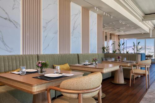 Un restaurante o sitio para comer en Hilton Garden Inn Athens Syggrou Avenue
