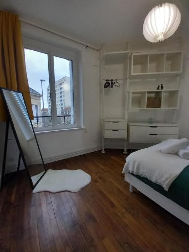 une chambre avec un lit et une fenêtre dans l'établissement Bango, Art et élégance, Proche Centre Ville, à Reims
