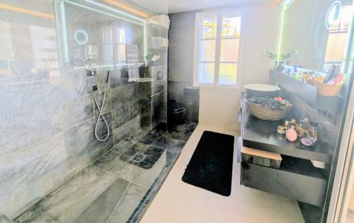 une salle de bain avec douche et lavabo dans l'établissement Ref MAURESQUE by Palmes d Or Properties, au Golfe-Juan