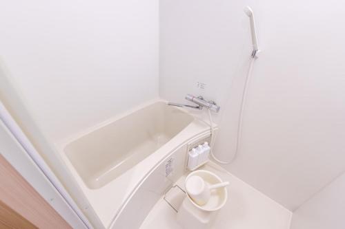 a bathroom with a toilet and a bath tub at 楽逸グループ 池袋瑞月苑3F 111Tc in Tokyo