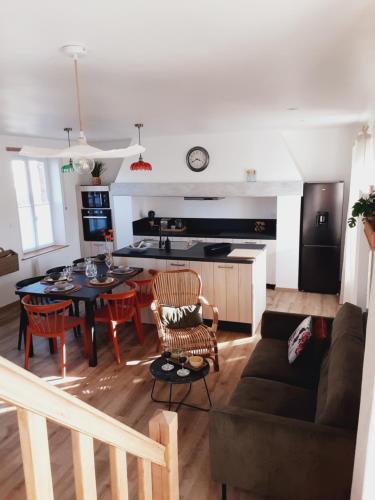 une cuisine et un salon avec un canapé et une table dans l'établissement Chez Simone - Charming cottage - Ideal for 6 people, à Saint-Valery-sur-Somme