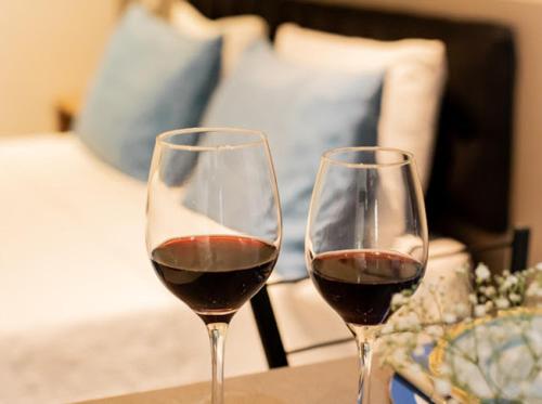 two glasses of red wine sitting on a table at Apart-hotel Cantinho da Serra in Nova Friburgo