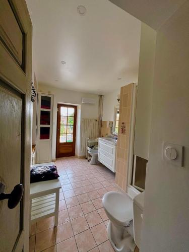 une salle de bain avec toilettes et lavabo dans l'établissement Babouz Cottage, à Mirepoix