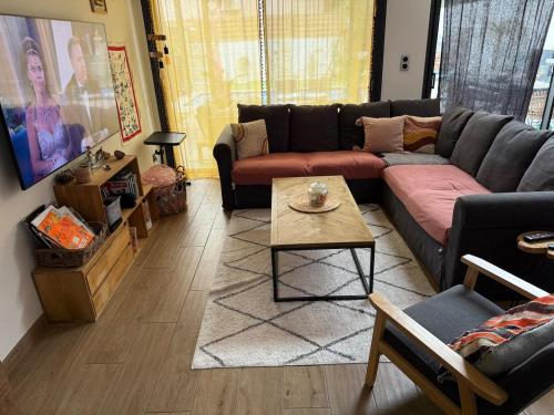 un salon avec un canapé et une table basse dans l'établissement Jolie villa Bali-style, à Marseille