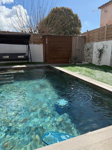 une piscine à l'eau claire dans une cour arrière dans l'établissement Jolie villa Bali-style, à Marseille
