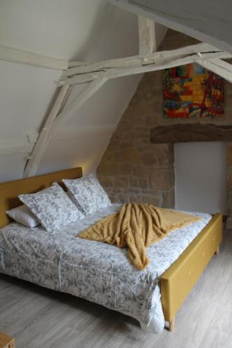 Ce lit se trouve dans une chambre avec mezzanine. dans l'établissement A Cozy Accessible Cottage with a Private Garden Le Mas No 16, à Ayen