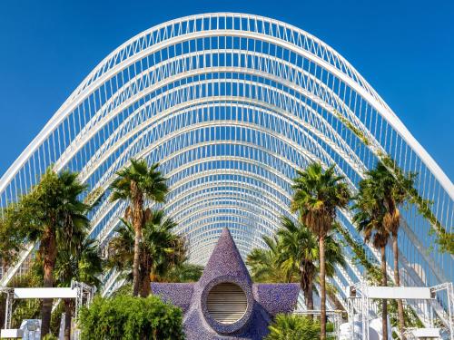 バレンシアにあるNew Luxury Apartment In City Centerのヤシの木が前に生えている大きな建物