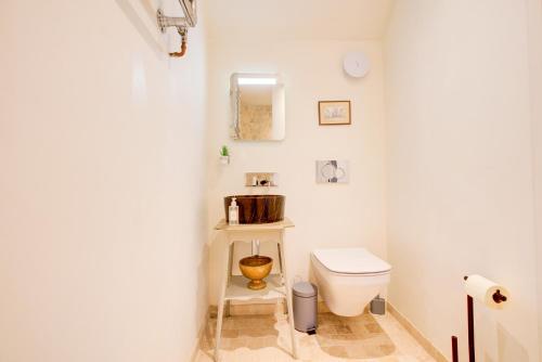 un baño con inodoro y lavabo en Charming 4-Bed Countryside Retreat with Parking, en Batheaston