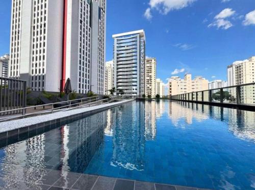 une grande étendue d'eau dans une ville avec de grands immeubles dans l'établissement Apartamento São Paulo Tatuapé, à São Paulo