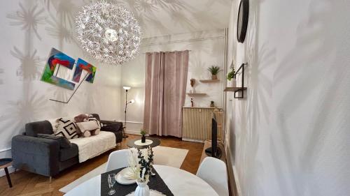 un salon avec un canapé et une table dans l'établissement Résidence cosy Les Ambassadeurs - Centre Ville Aix les Bains, à Aix-les-Bains