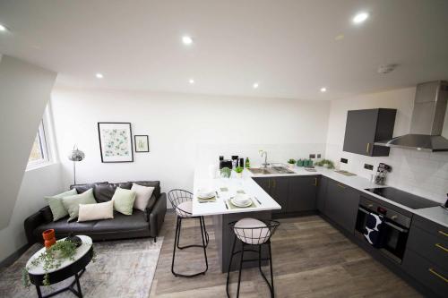 Kuchyň nebo kuchyňský kout v ubytování Spacious 2 Bedroom Apartment in Central Preston