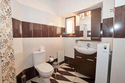 Ένα μπάνιο στο TERPOU StoneHouse and Suites "Junior Suite"