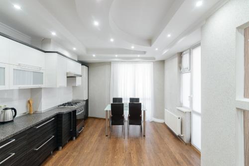 Una cocina o cocineta en Centr Lev Tolstoi LuxRent