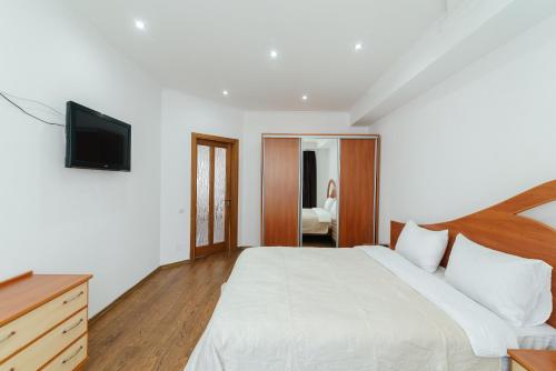 Una cama o camas en una habitación de Centr Lev Tolstoi LuxRent