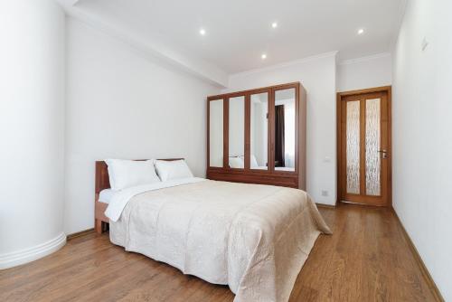 Una cama o camas en una habitación de Centr Lev Tolstoi LuxRent