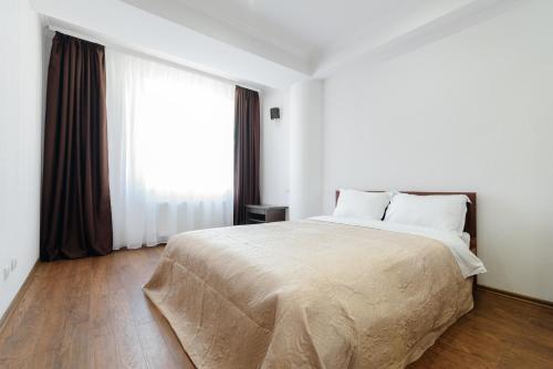 Una cama o camas en una habitación de Centr Lev Tolstoi LuxRent
