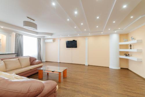 Una televisión o centro de entretenimiento en Centr Lev Tolstoi LuxRent