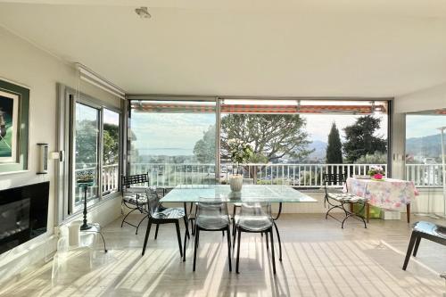 une salle à manger avec une table et des chaises dans l'établissement T3 with magnificent sea view, à Antibes