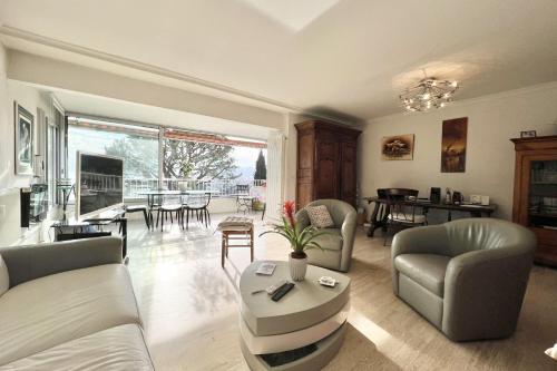 un salon avec des canapés et une table dans l'établissement T3 with magnificent sea view, à Antibes