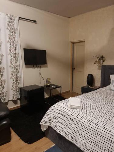 Televisyen dan/atau pusat hiburan di Nana Adu Guest House
