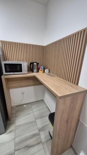 スメデレヴォにあるApartment Mの電子レンジが置かれたカウンターのあるキッチン