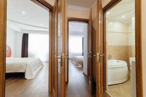 Una cama o camas en una habitación de Centr Lev Tolstoi LuxRent
