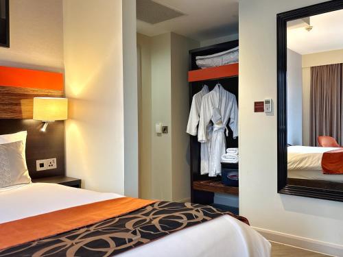 Un pat sau paturi într-o cameră la Clayton Hotel Cardiff