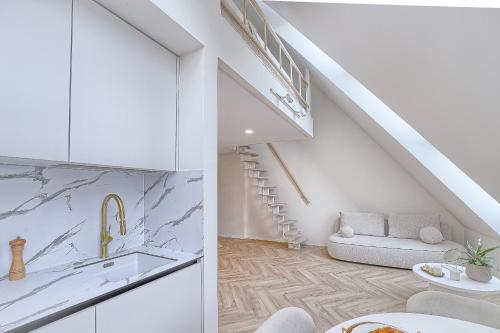 un soggiorno con lavandino e scala di Amazing apartments 2 x free parking x 24x7 a Vilnius