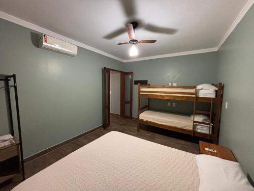 a bedroom with two bunk beds and a ceiling fan at Flat Bonito Jarinu 02 Centro in Bonito