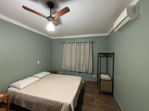 a bedroom with a bed and a ceiling fan at Flat Bonito Jarinu 02 Centro in Bonito