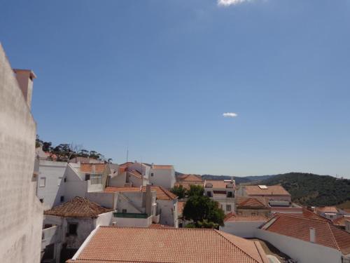 - Vistas a una ciudad con casas y tejados en Casa da Turquinia, en Palmela