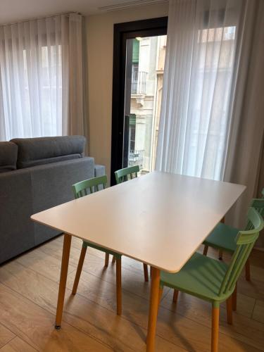 a white table and chairs in a living room at REUSIA Apartaments in Reus