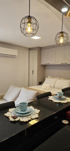 Zimmer mit einem Bett mit 2 Tellern auf einem Tisch in der Unterkunft Studio Pomerode in Pomerode