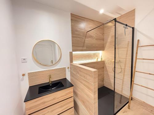 un bagno con lavandino e specchio di Chaleureuse convivialité à partager a Roanne