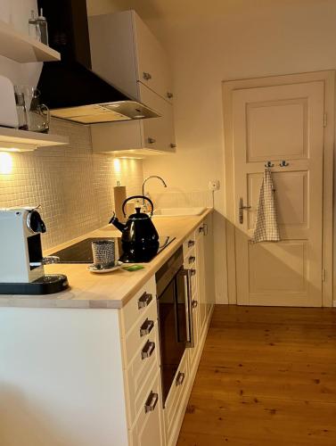 a kitchen with a tea kettle on the counter at Alte Backstube in Waidhofen an der Thaya