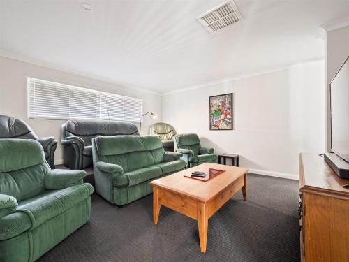 Χώρος καθιστικού στο Busselton Broadwater Holiday Home