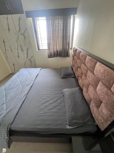 Ένα ή περισσότερα κρεβάτια σε δωμάτιο στο Feel Home with fully Furnished AC Apartment