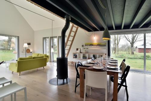 - une salle à manger et un salon avec un poêle à bois dans l'établissement Belle Ville - Maison lumineuse, cadre verdoyant, à Saint-Briac-sur-Mer