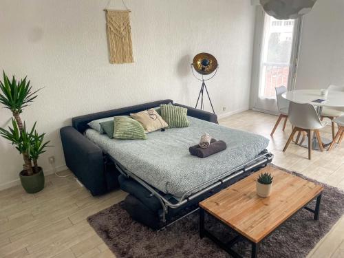 un salon avec un canapé et une table dans l'établissement T2 paisible et lumineux proche tram B, à Talence