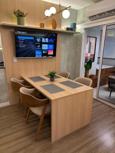 TV a/nebo společenská místnost v ubytování Refúgio romântico com Jacuzzi só sua! Espumante de cortesia!