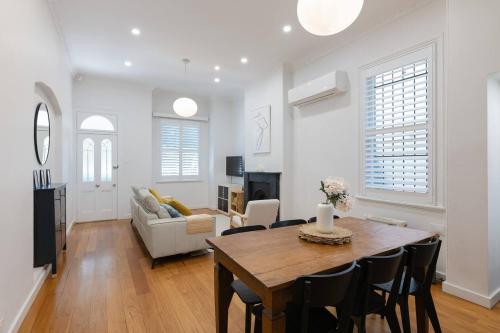 Χώρος καθιστικού στο Newtown Terrace House Oasis