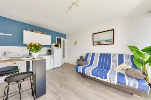 une petite chambre avec un lit et une cuisine dans l'établissement Appartement cosy 2 personnes - Sarzeau, à Sarzeau