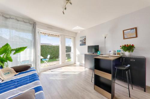 une chambre avec un lit, un bureau et une fenêtre dans l'établissement Appartement cosy 2 personnes - Sarzeau, à Sarzeau
